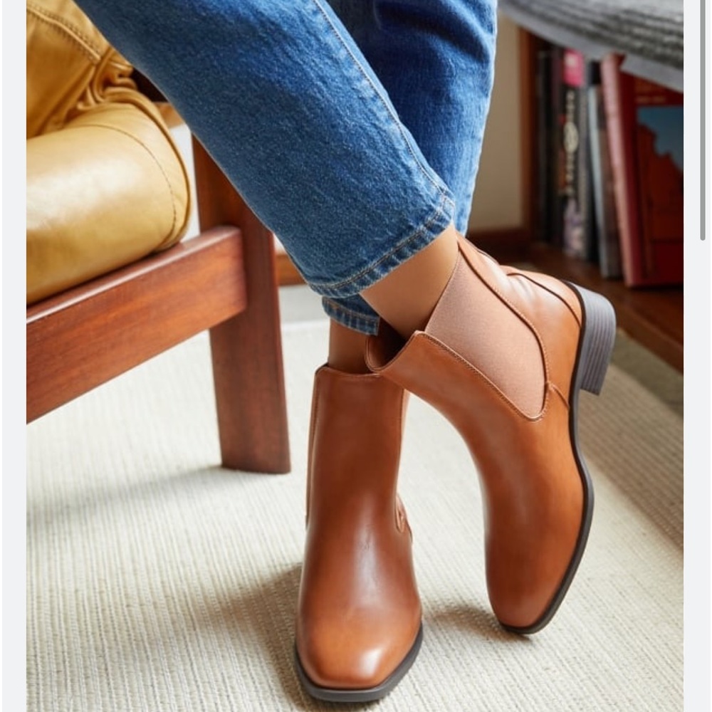 JustFab Vernetta Chelsea Boots in French Oak Women’s US size 9.5